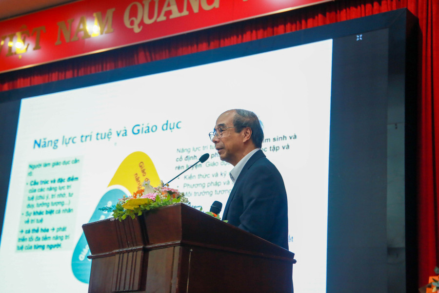 GS.TS Hồ Tú Bảo - Viện Nghiên cứu cao cấp về Toán, thành viên Hội đồng tư vấn quốc gia về khoa học, công nghệ, đổi mới sáng tạo và chuyển đổi số trình bày tham luận tại Hội thảo với chủ đề "Một vài suy nghĩ về AI và giáo dục". 290c8113.jpg