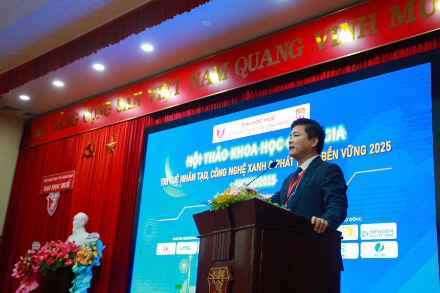 Tiến sĩ Bùi Văn Lợi – Phó giám đốc Phụ trách Đại học Huế - Trưởng ban tổ chức Hội thảo phát biểu. 290c8093.jpg