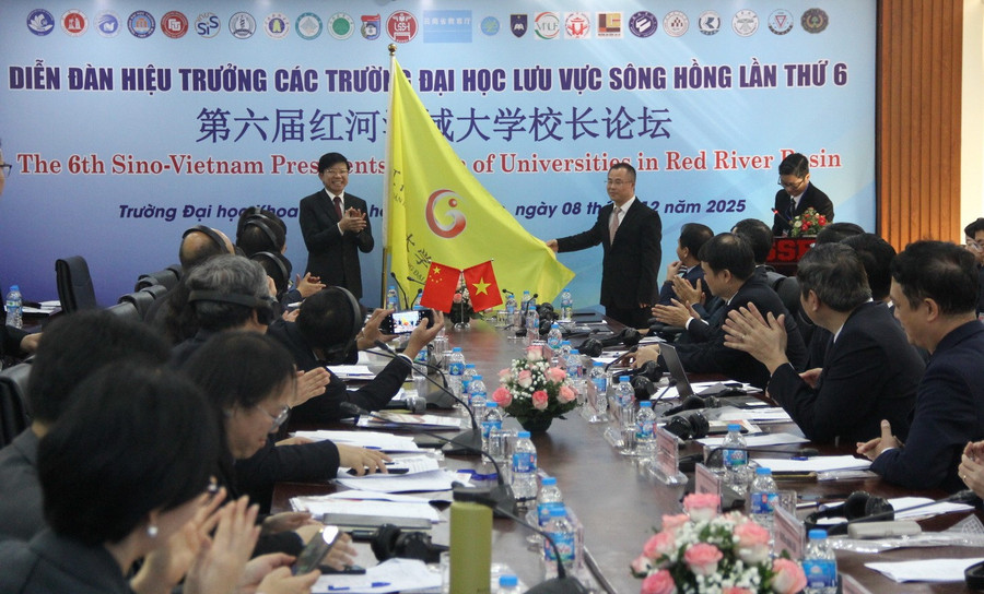 Trao cờ luân phiên chủ trì Diễn đàn. img-5547.jpg