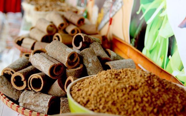 Các sản phẩm từ quế rất đa dạng, phong phú. Có thể sử dụng mọi thứ từ cây quế để chế biến thành các sản phẩm và được xuất khẩu sang các nước Nga, Ấn Độ, Đức, Trung Quốc...