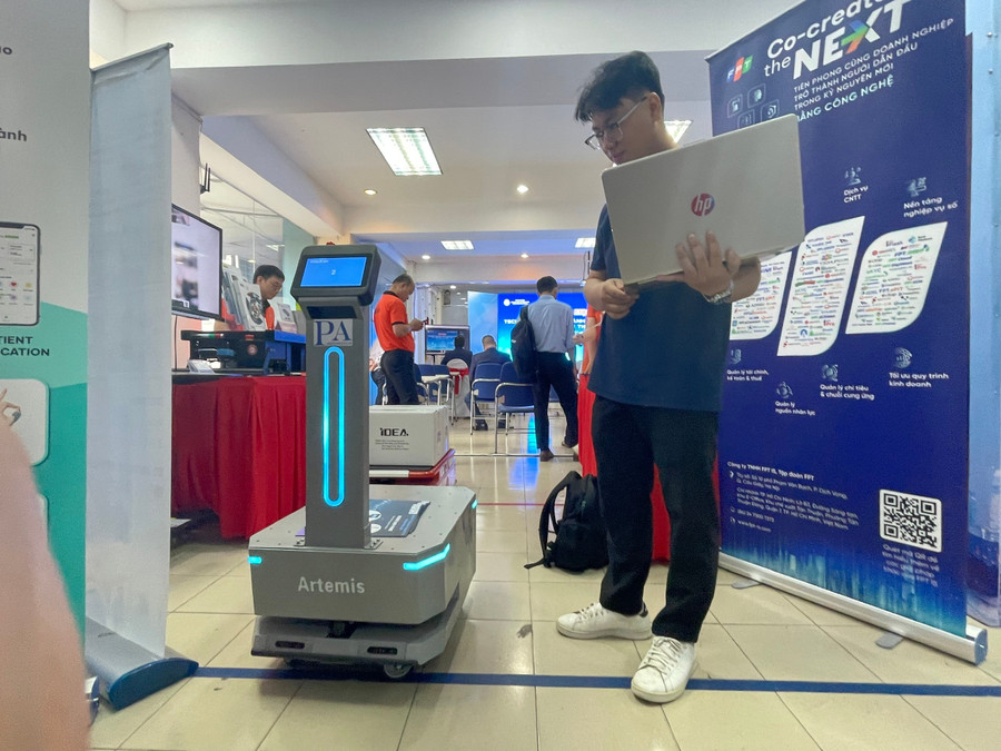Robot phục vụ trong nhà máy được giới thiệu tại Techmart. Ảnh: Hà An. da8bd2404630c96e9021.jpg