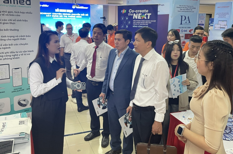 Các đại biểu tham quan các gian hàng tại triển lãm. Ảnh: Hà An.