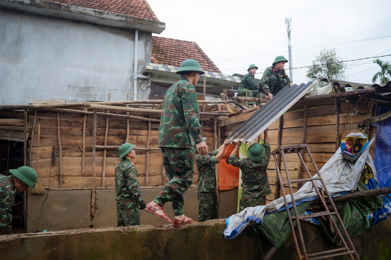 Hỗ trợ sửa chữa nhà ở bị hư hại sau mưa lũ. Ảnh: Nguyễn Tuấn