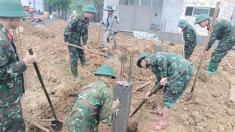 Lực lượng bộ đội hỗ trợ xây dựng nhà ở xã Khe Tre. Ảnh: Nguyễn Tuấn