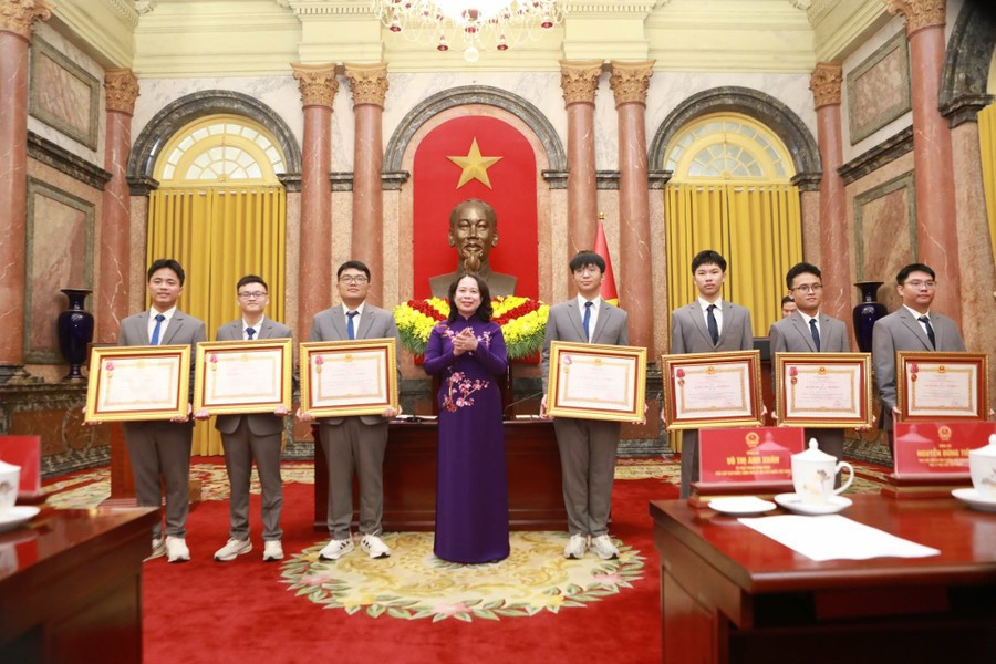 Các em được tặng thưởng Huân chương Lao động Hạng Nhì của Chủ tịch nước. 2.jpg