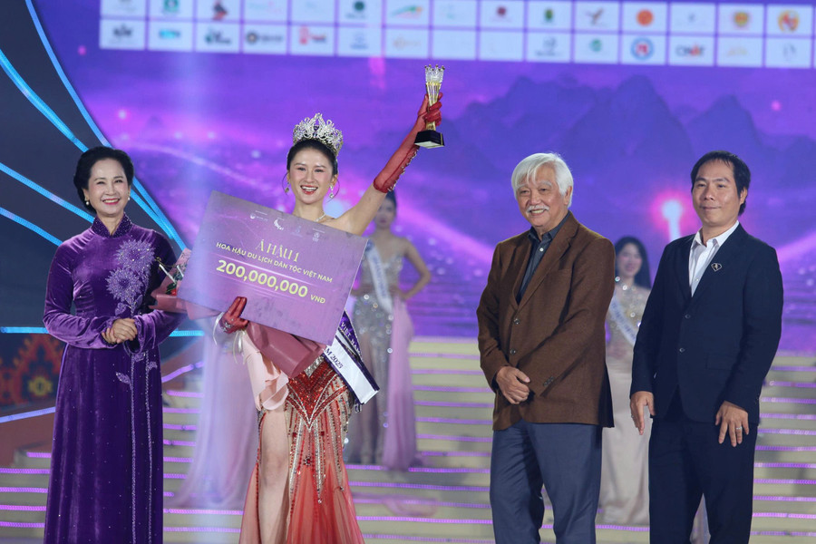 Trao giải Á hậu 1 cho thí sinh Trần Thụy Thúy Tiên. z7228455008919-46d5cb80fbfb772b2edd5adc8fcac51d.jpg