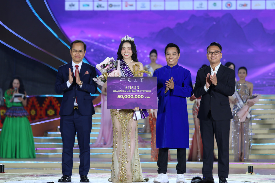 Thí sinh Dương Thị Thanh Trúc đạt Á hậu 3. img-0860.jpg