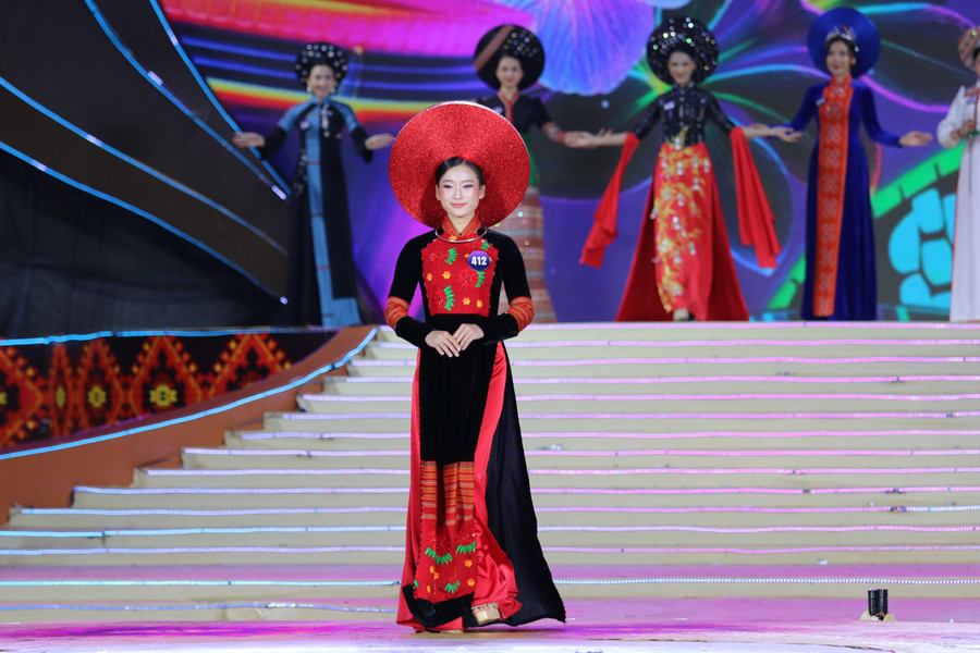 Các thí sinh thi trình diễn trang phục truyền thống. img-0002.jpg