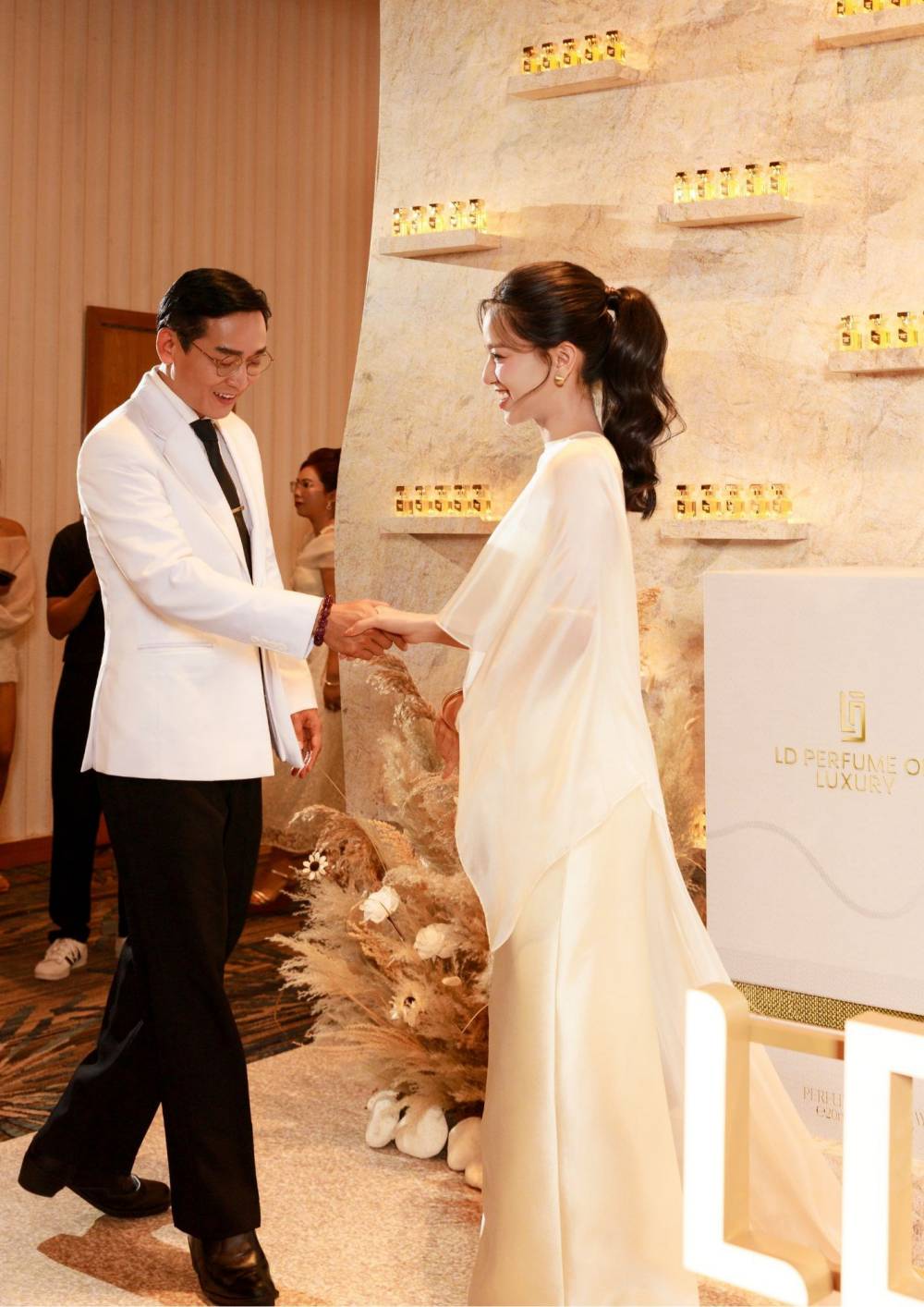 Hứa Vĩ Văn và Hạ Anh có cử chỉ thân mật trên thảm đỏ sự kiện. Ảnh: Cắt từ video.