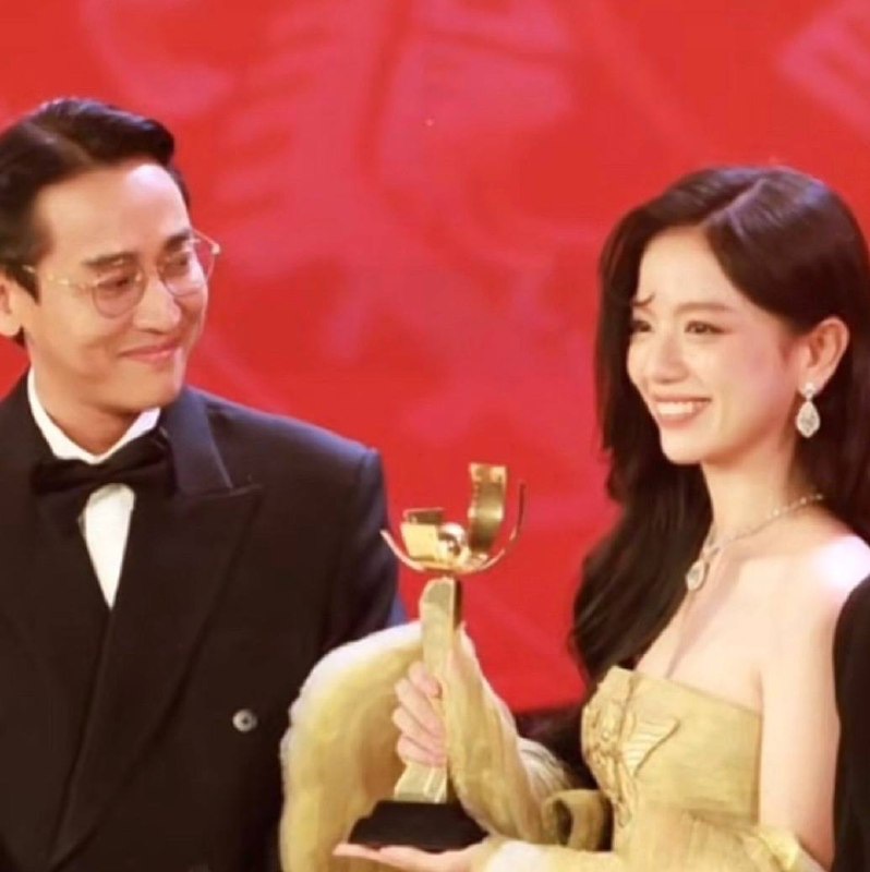 Ánh mắt tình tứ của Hứa Vĩ Văn dành cho đàn em. Ảnh: Cắt từ video.