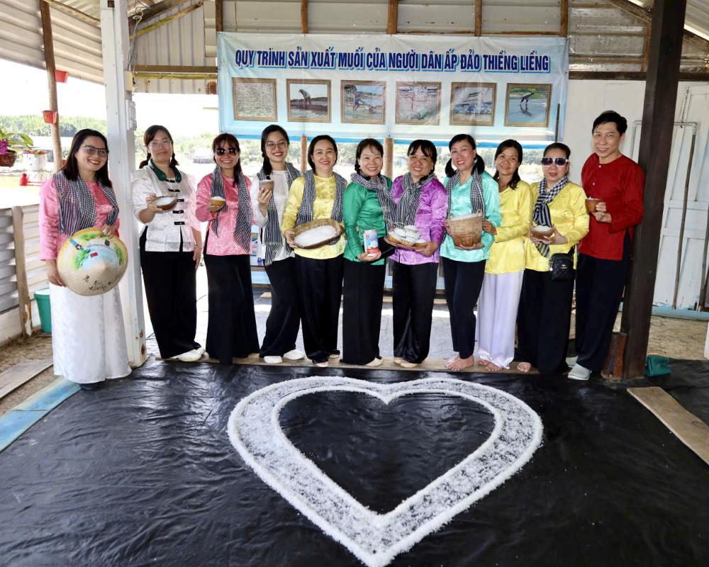 Những món ăn dân dã, mát lành được chế biến từ nguyên liệu 'cây nhà lá vườn' luôn là điểm cộng lớn, giúp du khách xua tan cái nắng xứ biển. Ảnh: Thái Bảo