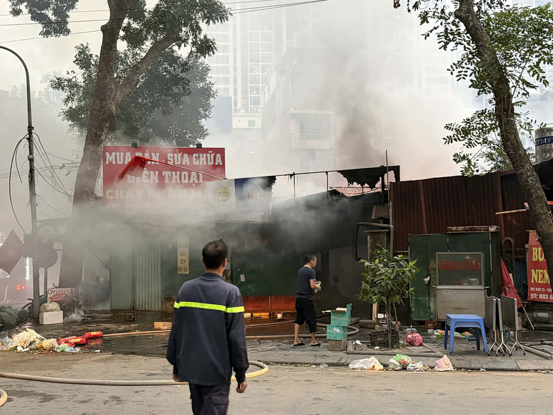 Khoảng 5h30 sáng nay đám cháy cơ bản được khống chế. Ảnh: Phường Phương Liệt