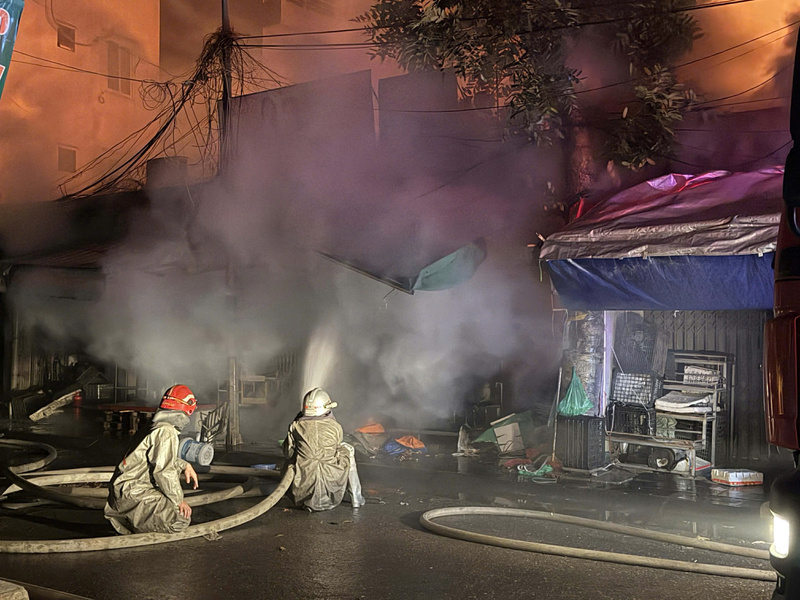 Đám cháy bùng phát lúc gần sáng. Ảnh: Phường Phương Liệt