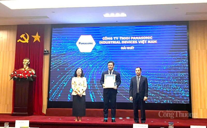 Cục trưởng Nguyễn Thị Lâm Giang - Cục trưởng Cục Đổi mới sáng tạo, Chuyển đổi xanh và Khuyến công và ông Ngô Sơn Hải - Phó Tổng giám đốc EVN trao giải Ba cho Công ty TNHH Canon Việt Nam