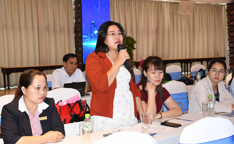 Đại diện doanh nghiệp trong các khu công nghiệp nêu kiến nghị và đóng góp ý kiến tại hội nghị. Ảnh: Minh Khuê