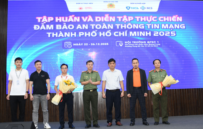 Ông Lâm Khải Hoàn - Trưởng phòng, Phòng An ninh mạng và phòng, chống tội phạm sử dụng công nghệ cao (Công an TP. Hồ Chí Minh) tặng hoa cho đại diện Đội tấn công và Đội phòng thủ tại sự kiện. Ảnh: Minh Khuê.