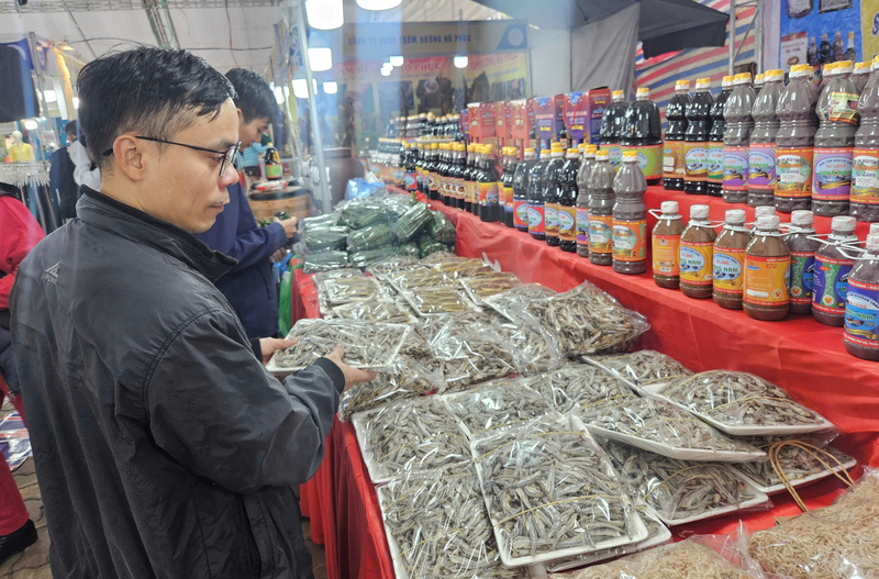 Gian hàng thực phẩm, hải sản vùng miền tại Hội chợ hàng hóa người tiêu dùng ưa thích năm 2025 luôn thu hút đông đảo người dân quan tâm.