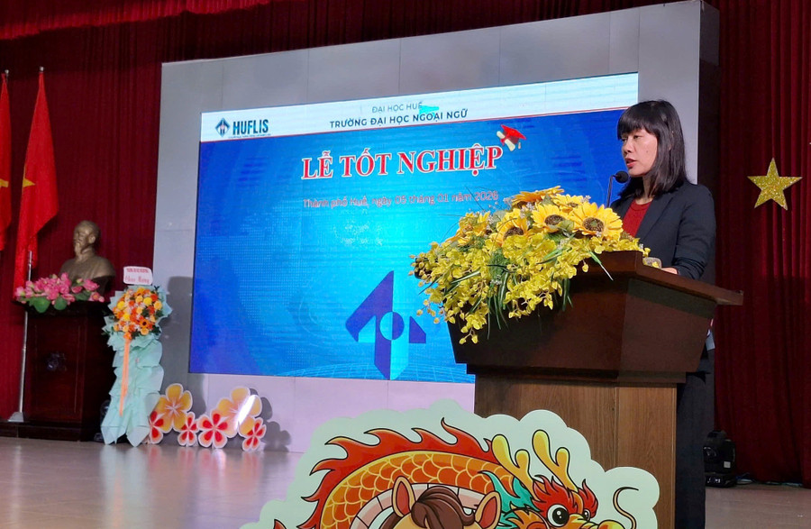 PGS.TS Phạm Thị Hồng Nhung, Hiệu trưởng Trường ĐH Ngoại ngữ Huế phát biểu chúc mừng học viên sau đại học và sinh viên tại lễ tốt nghiệp. z7398076320571-b657207193d87b92cc4dfba13420c8a0.jpg