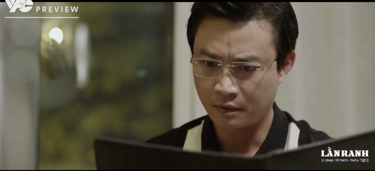 Khắc bất ngờ khi ông Triển muốn tố cáo 1 người trong tập 46 “Lằn ranh“. Ảnh: VFC.