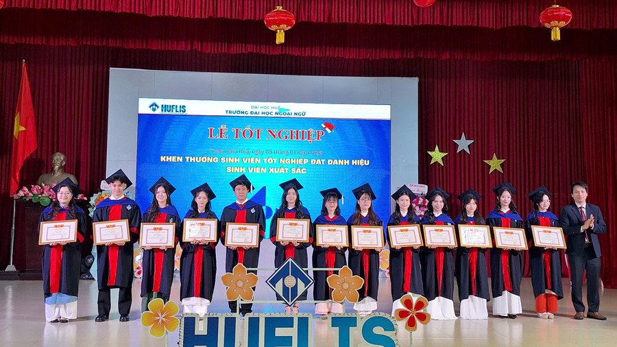 Khen thưởng sinh viên tốt nghiệp đạt danh hiệu xuất sắc. z7398076272066-d27c03a5d7066fa8b32732a168396c0c.jpg