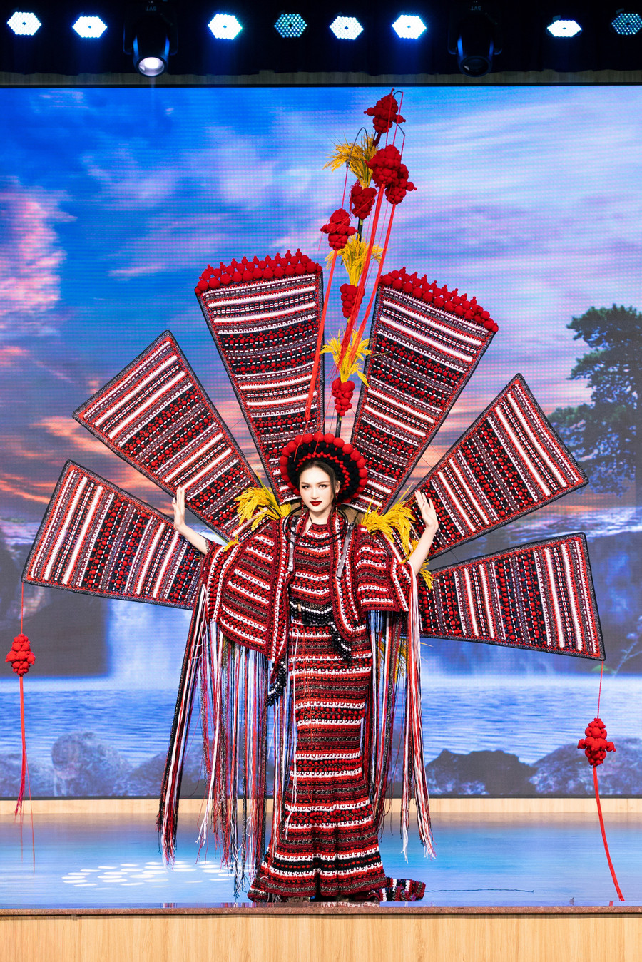 Á hậu Thu Ngân mang trang phục dân tộc được đan tay từ sợi tái chế đến Miss Intercontinental. k5-5897.jpg