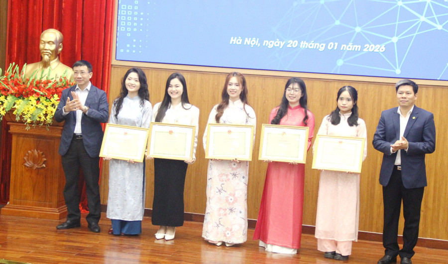 Sinh viên được vinh danh khen thưởng.