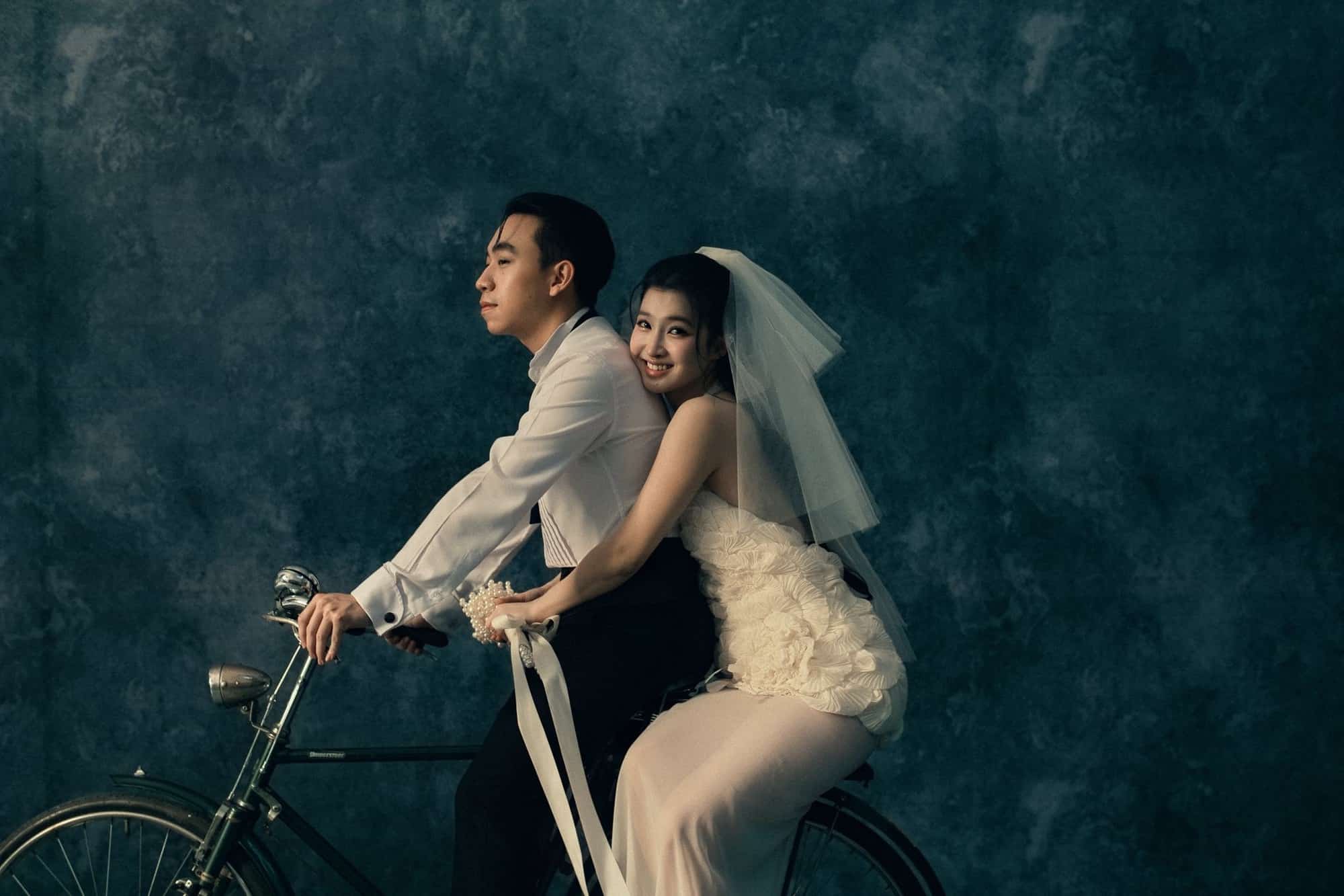 Cặp đôi chính thức tổ chức lễ cưới một năm tổ chức lễ ăn hỏi. Ảnh: Antiantiart