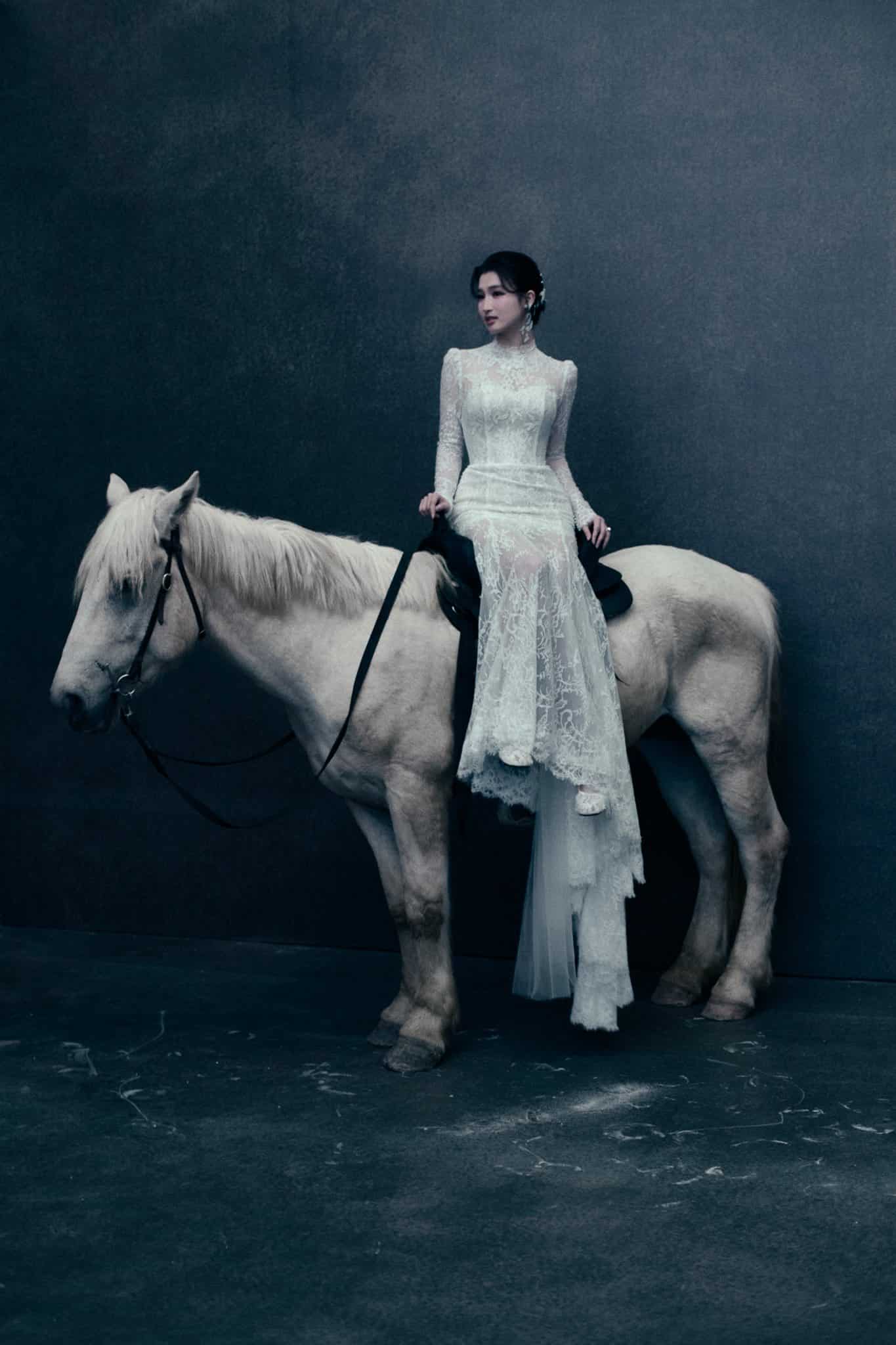 Á hậu Phương Nhi chụp ảnh bên chú ngựa trắng. Ảnh: Antiantiart