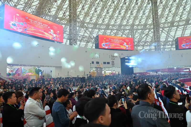 Đông đảo đại biểu, người tiêu dùng dự Lễ khai mạc Hội chợ Mùa Xuân năm 2026