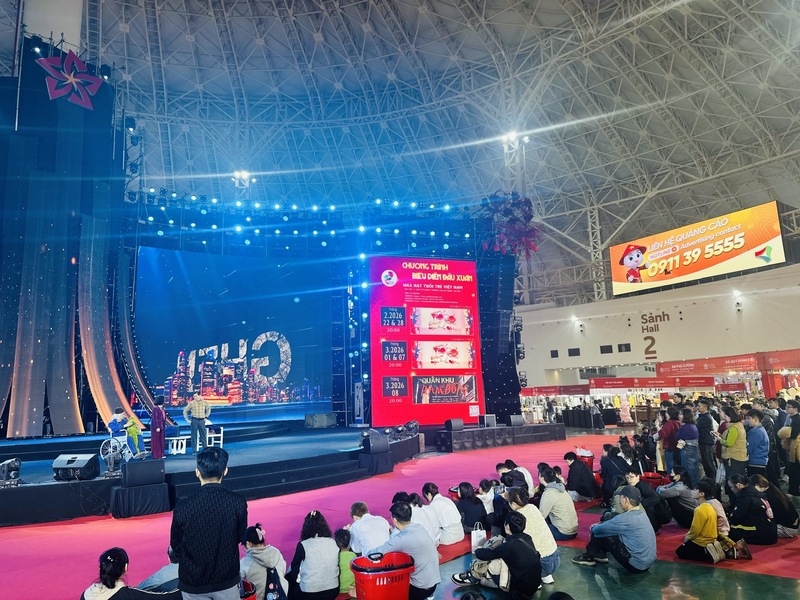 Ngày 5/2, Hội chợ Mùa Xuân 2026 tiếp tục mang đến chuỗi chương trình nghệ thuật đặc sắc của nhiều đơn vị nghệ thuật chuyên nghiệp, tạo điểm nhấn văn hóa, giải trí hấp dẫn. Ảnh: Đỗ Nga