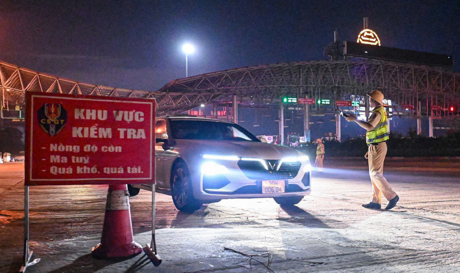 CSGT kiểm tra nồng độ cồn từ mùng 1 Tết. Ảnh minh họa: INT