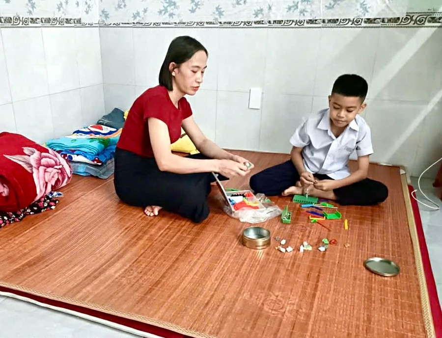 Chị Phan Thị Dung và con trai đón Tết trong căn phòng trọ 30m2 tại xã Diên Điền. (Ảnh: Thanh Huy)