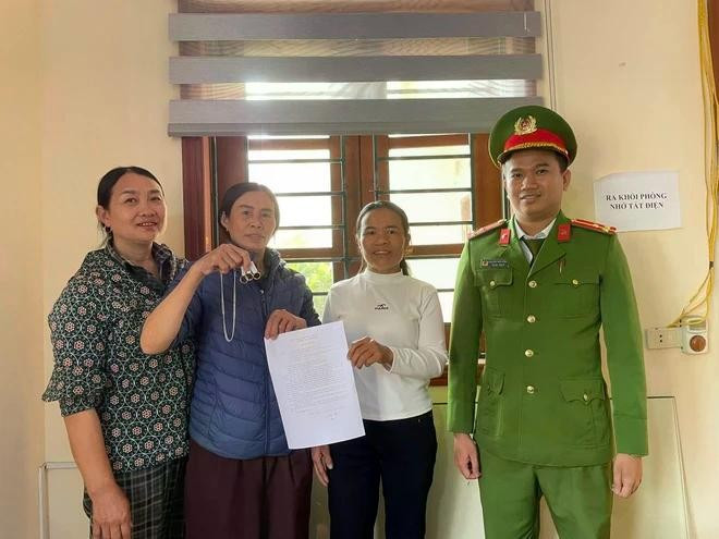 Bà Võ Thị Lý xúc động nhận lại số vàng bị đánh rơi tại trụ sở Công an xã Cẩm Trung (Hà Tĩnh). nhat-duoc-vang.jpg