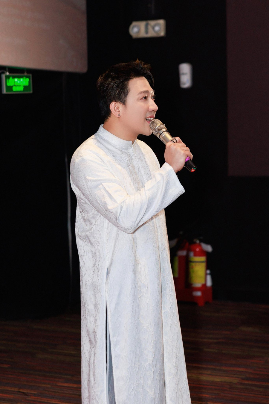 Trấn Thành kêu gọi khán giả dừng phát tán tình tiết phim lên mạng xã hội. tran-thanh-1.jpg