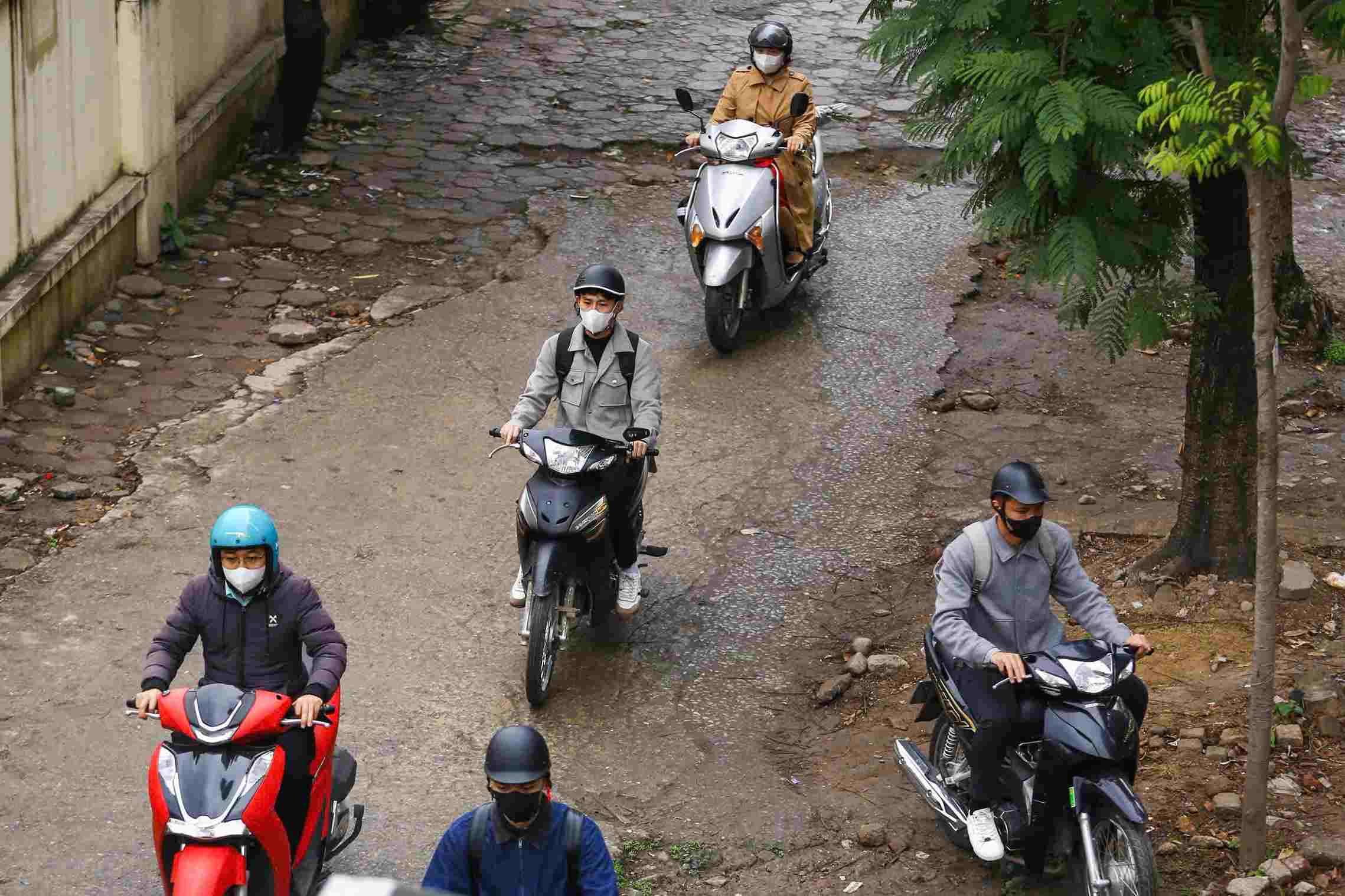 Một số người dân đi lên vỉa hè để tránh điểm ùn ứ. Các trường hợp vi phạm đều sẽ được ghi nhận qua hệ thống camera AI để xử lý phạt nguội.