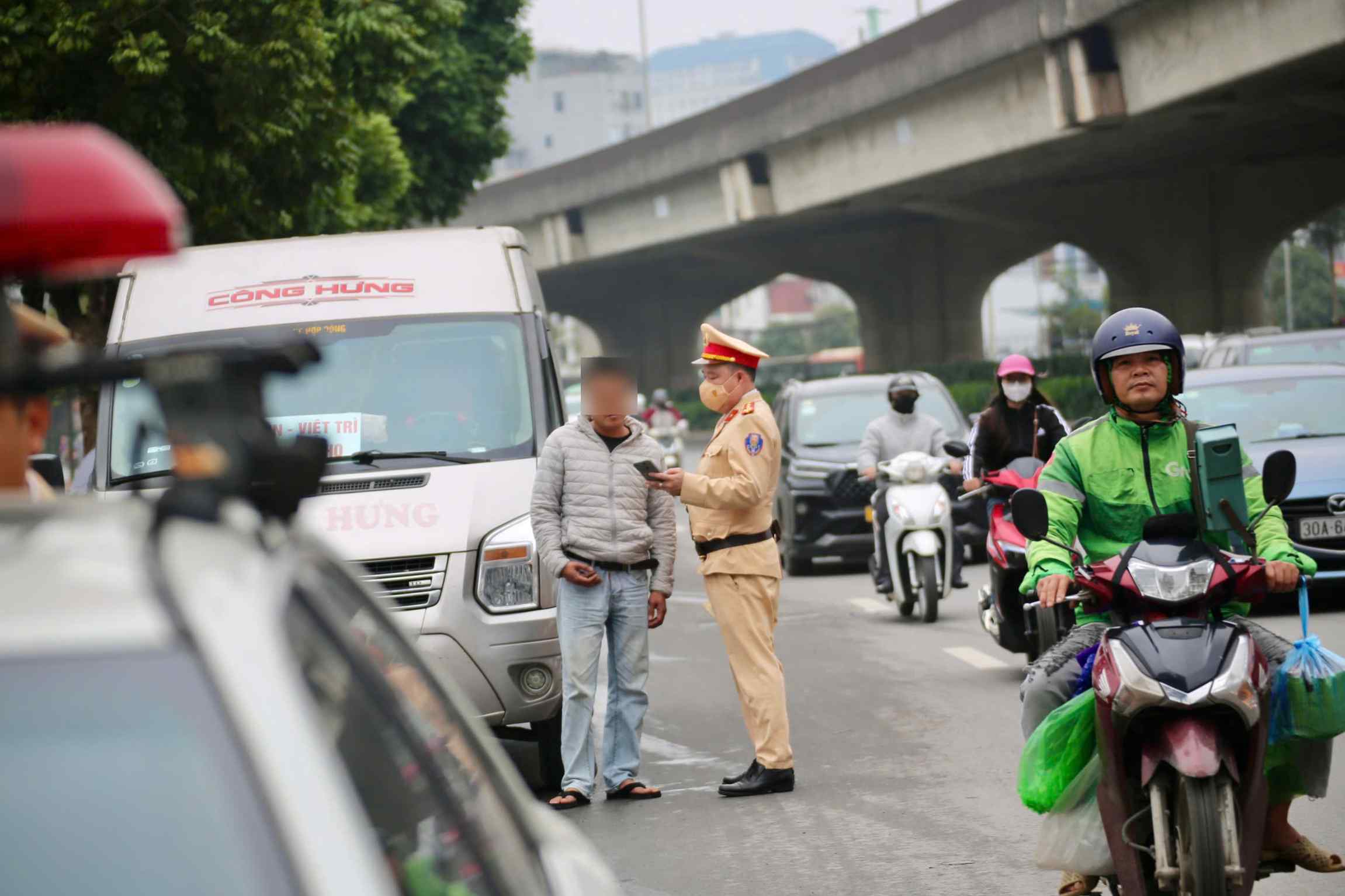 Song song với công tác bảo đảm giao thông, CSGT các đơn vị tăng cường xử lý các vi phạm là nguyên nhân dẫn đến ùn tắc và tai nạn giao thông, như dừng đỗ đón trả khách sai quy định, chạy “rùa bò“...