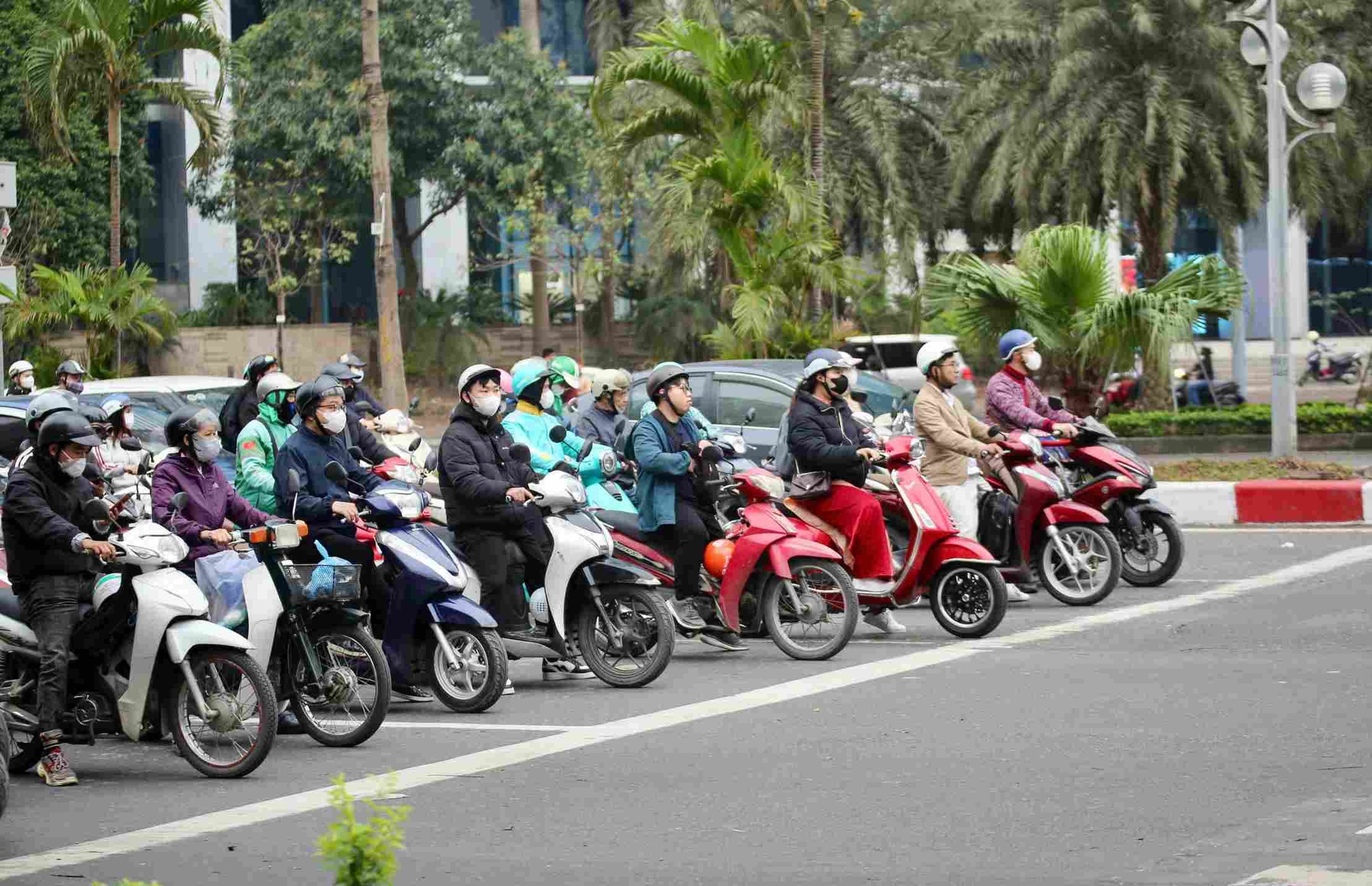 Người dân chấp hành hiệu lệnh tín hiệu đèn giao thông.