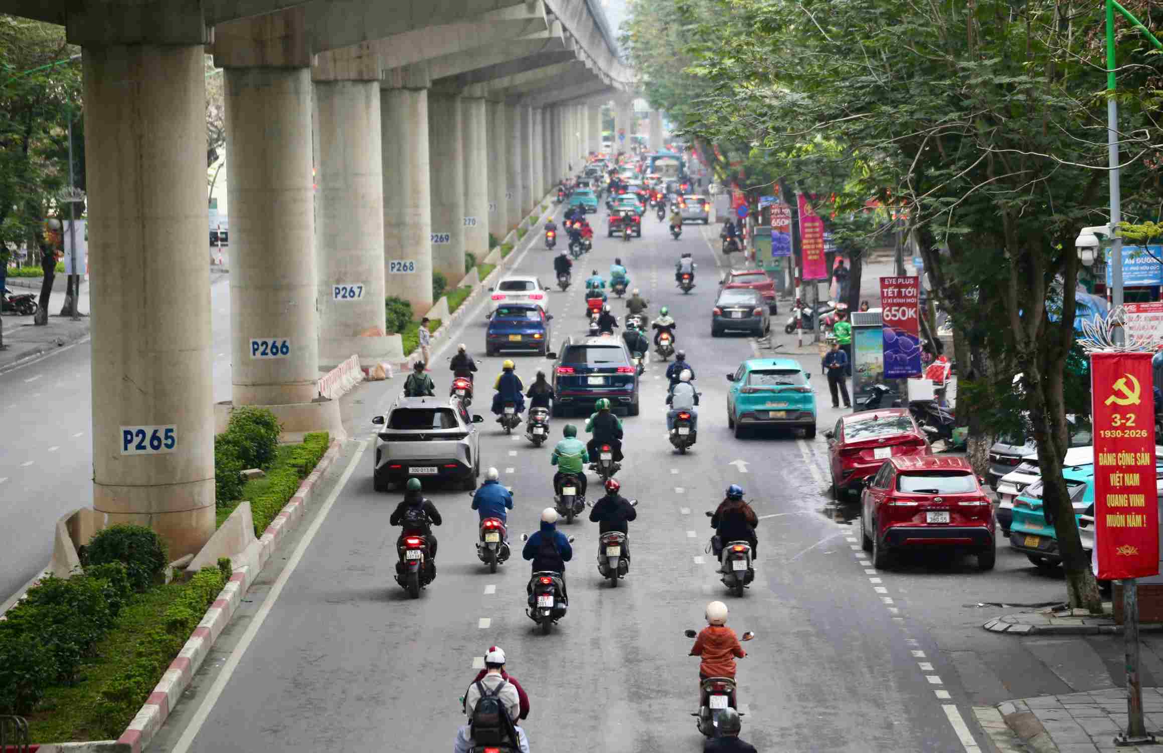 Đường Xuân Thủy các phương tiện di chuyển thuận lợi. Hiện một số trường Đại học vẫn cho sinh viên nghỉ nên mật độ phương tiện chưa cao như trước Tết.