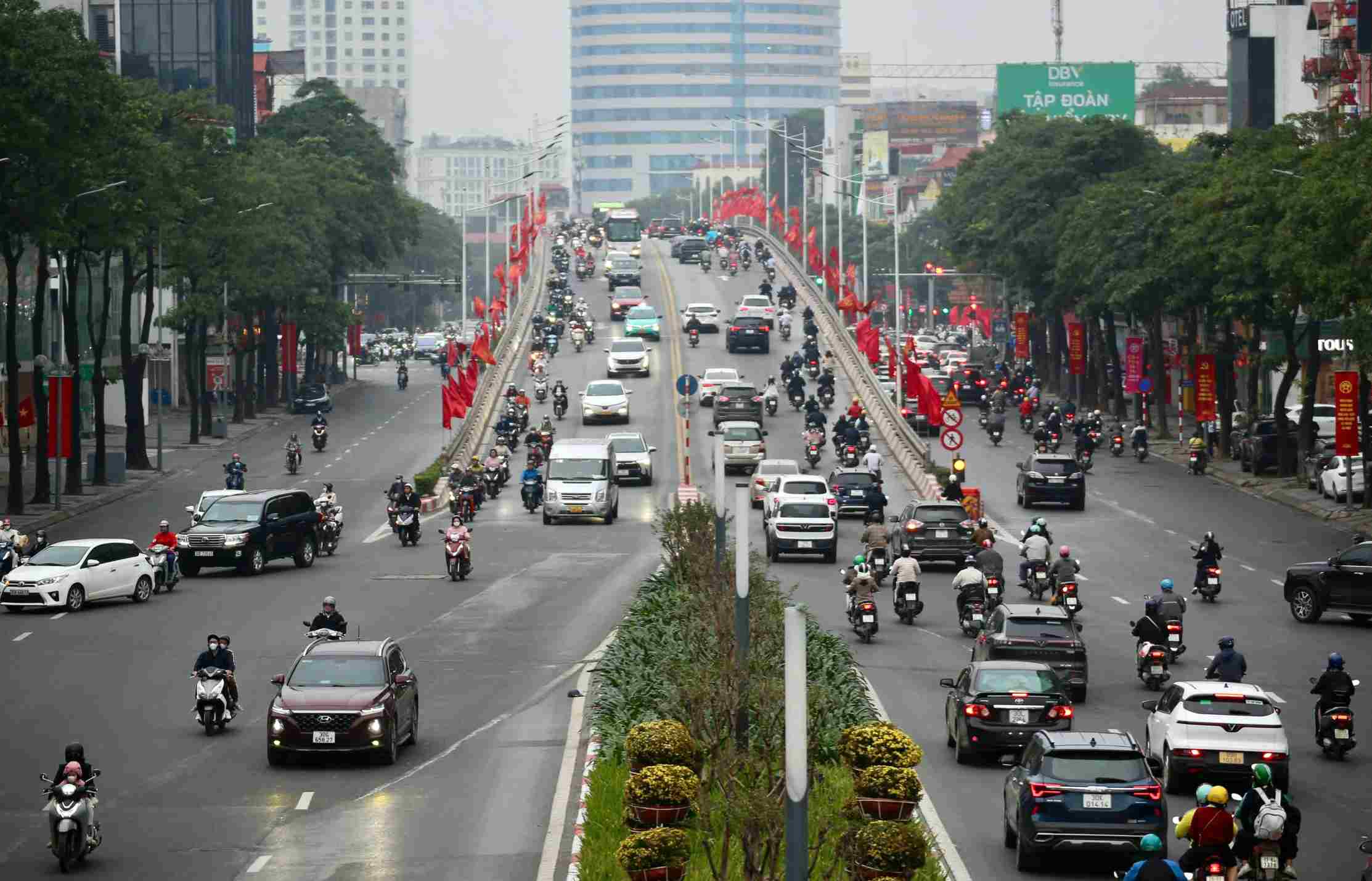 Hôm nay là ngày làm việc đầu tiên sau kỳ nghỉ Tết kéo dài, mật độ phương tiện trên một số trục đường nội đô Hà Nội bắt đầu tăng cao. Tuy nhiên các phương tiện di chuyển thuận lợi, không xảy ra ùn tắc kéo dài. Trên hình là đường Trần Duy Hưng.