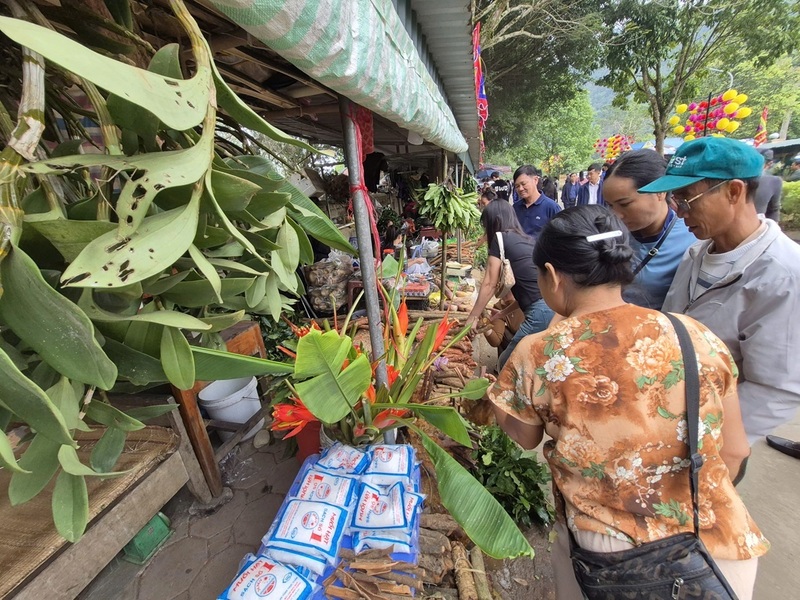 Không chỉ dâng hương, người dân và du khách còn mua sản vật đặt trưng tại đền Cửa Đạt để lấy may đầu năm như: chè tươi, canh lá đắng, măng đắng.