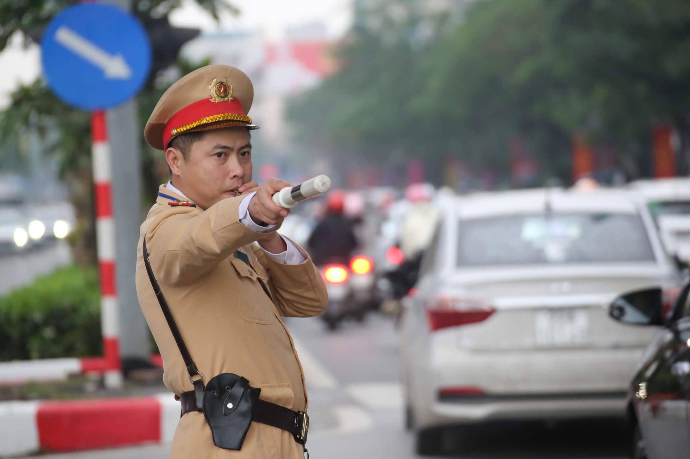 Ngay từ sớm, lực lượng CSGT đã được bố trí túc trực tại các nút giao để điều tiết, phân luồng giao thông.