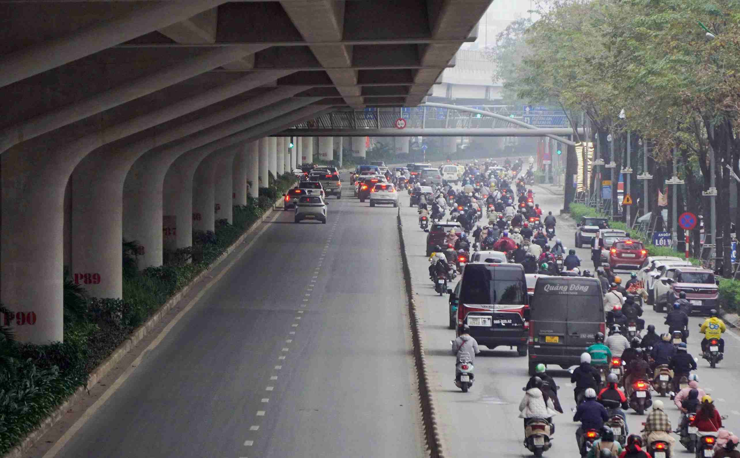 Đường Phạm Văn Đồng có lượng phương tiện đông theo hướng đi Mai Dịch, người dân chấp hành khá nghiêm túc việc phân làn đường.