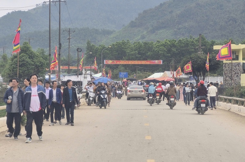 Hàng vạn du khách và người dân về dâng hương, du xuân tại đền Cửa Đạt.