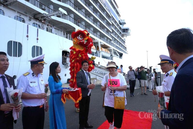Những vị khách đầu tiên rời tàu Seven Seas Explorer xuống Cảng Cam Ranh. Ảnh: BTC