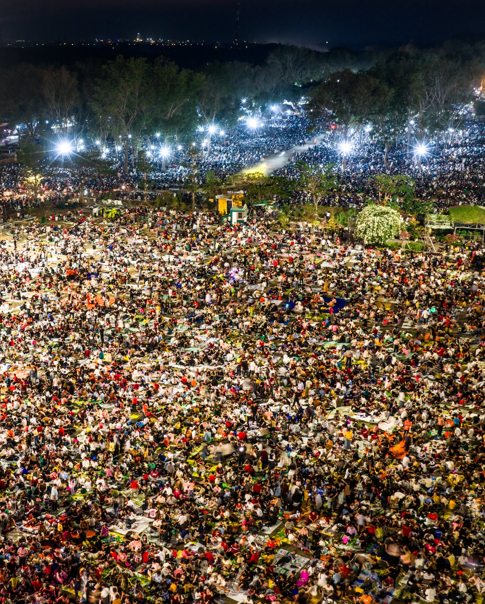 Từ 5h chiều mùng 4 trở đi khách du lịch đổ dồn về khuôn viên quảng trường nhà ga cáp treo núi Bà Đen để tìm vị trí tốt ngồi nghỉ ngơi, xem chương trình nghệ thuật ngày khai hội.