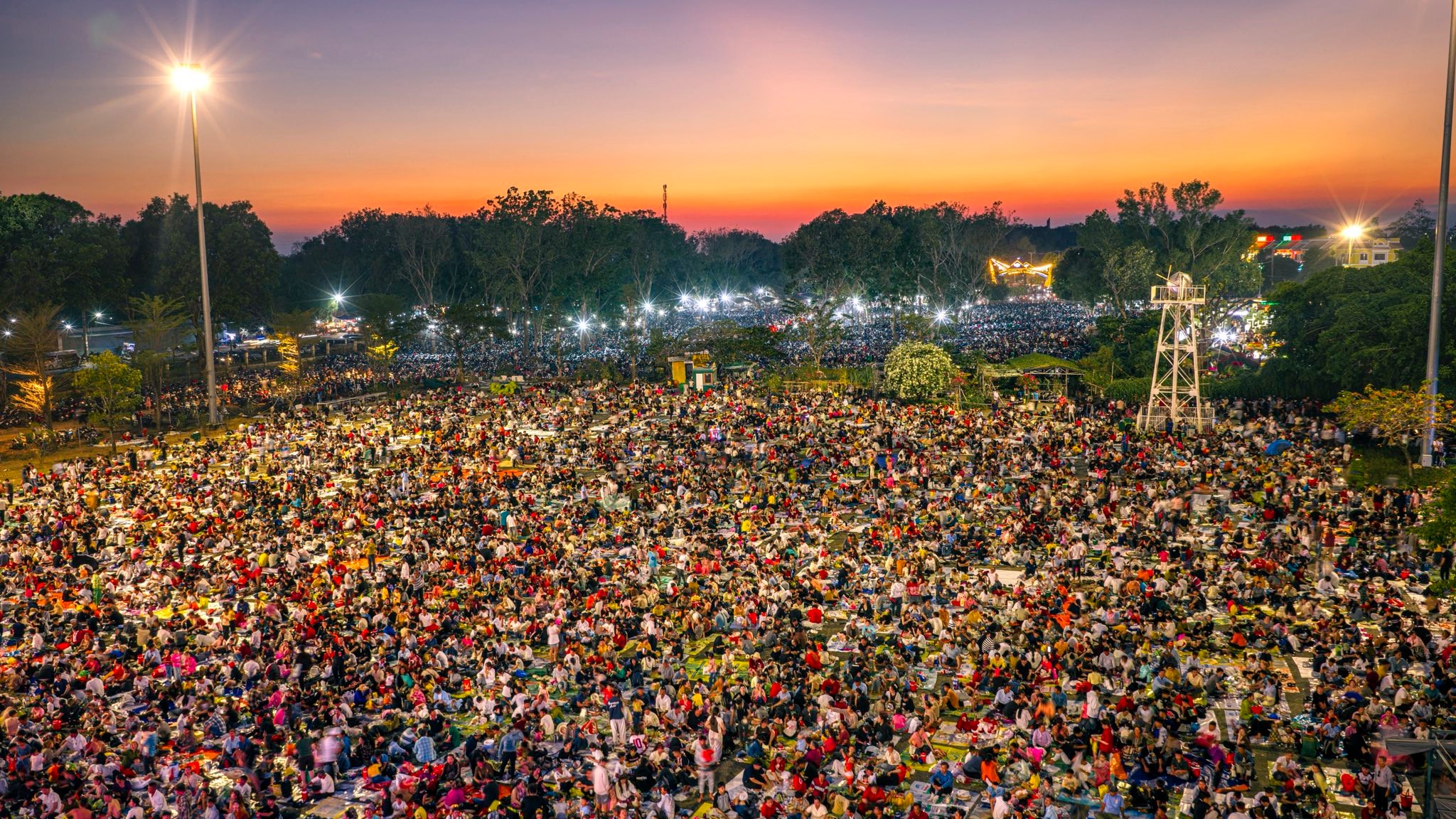 Nhiếp ảnh gia TP HCM đã lưu lại nhiều khoảnh khắc từ ngày tới đêm tại Hội Xuân núi Bà Đen, đặc biệt là khung cảnh choáng ngợp về du khách trải bạt kiên nhẫn chờ khai hội. Bộ ảnh của anh Minh Tú đã có hơn 1 triệu lượt xem cùng hàng trăm bình luận chỉ sau một ngày đăng trên mạng xã hội.