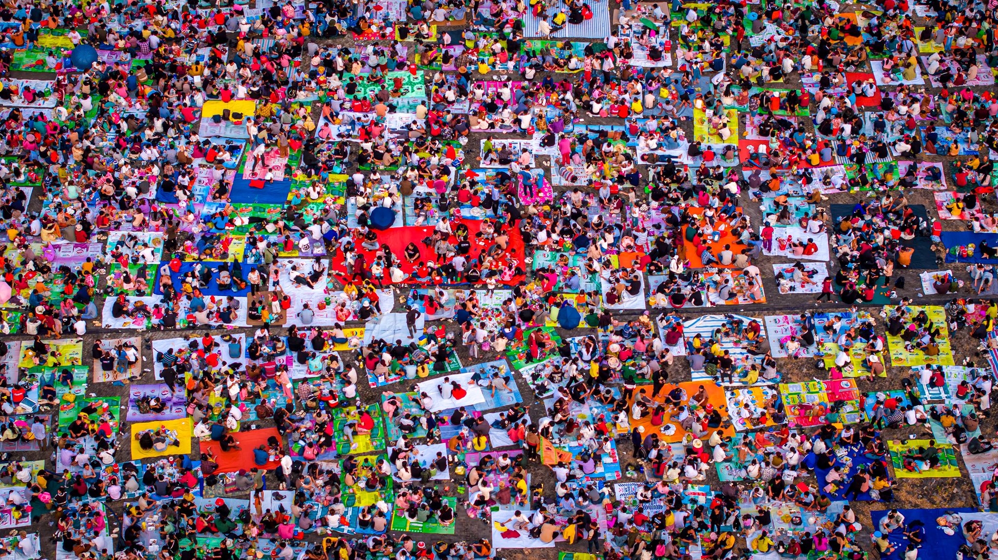 Khung cảnh hàng trăm nghìn du khách tụ họp dưới chân núi Bà Đen, tạo nên một bức tranh sống động tựa như một bức tranh trừu tượng. Hình ảnh các gia đình Việt mang theo bạt thảm, chiếu, đèn, lều cùng “cắm trại” dưới chân núi đã vẽ nên một “biển người” rực rỡ sắc màu.