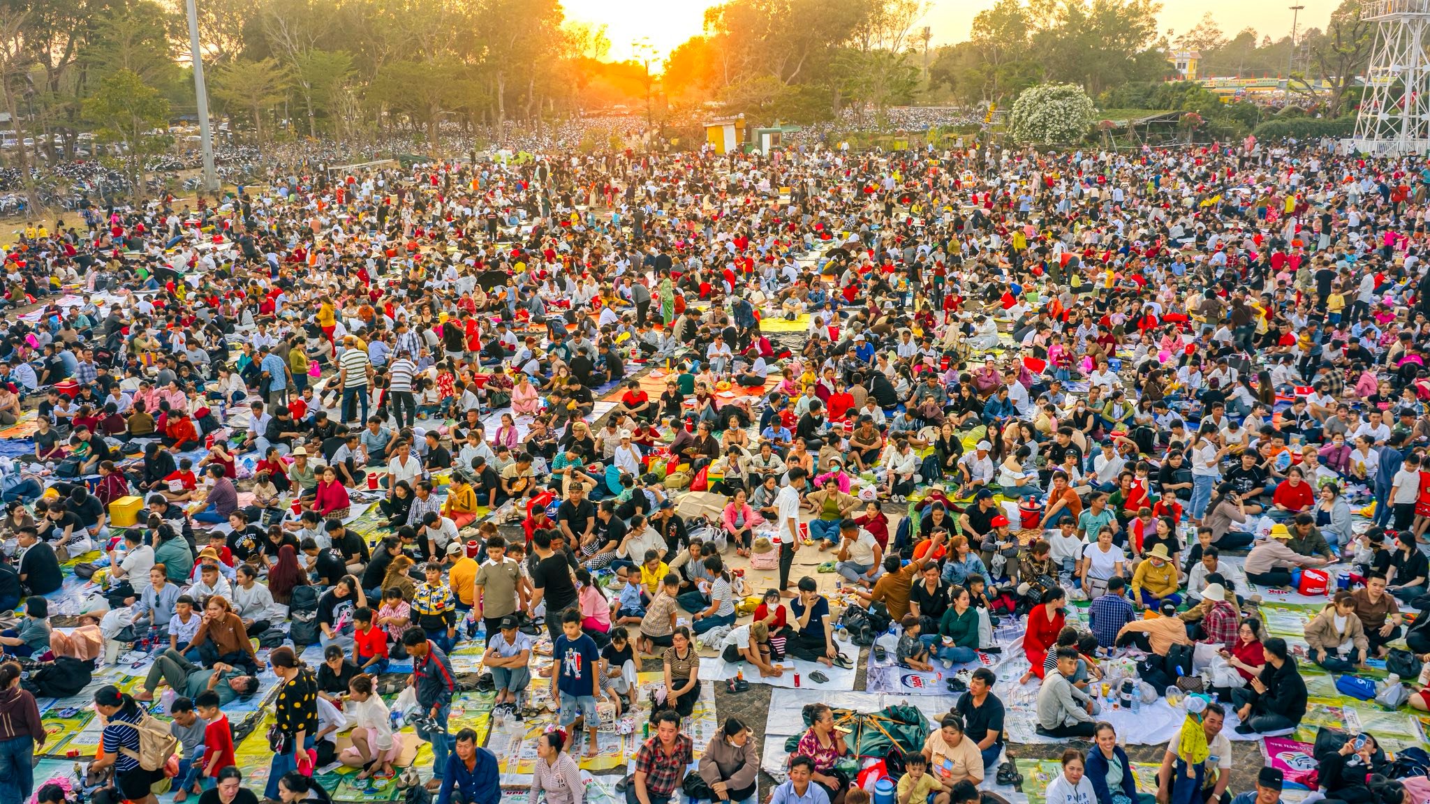 Ban tổ chức Hội Xuân núi Bà Đen bố trí rất nhiều buồng wc di động phục vụ lượng khách lớn trong ngày. Rác thải cũng được thu gom ngay sau khi khách rời đi. Theo anh Minh Tú, tuy đông đúc nhưng người dân và du khách đều có ý thức giữ gìn không gian chung, không gây ồn ào, va chạm.