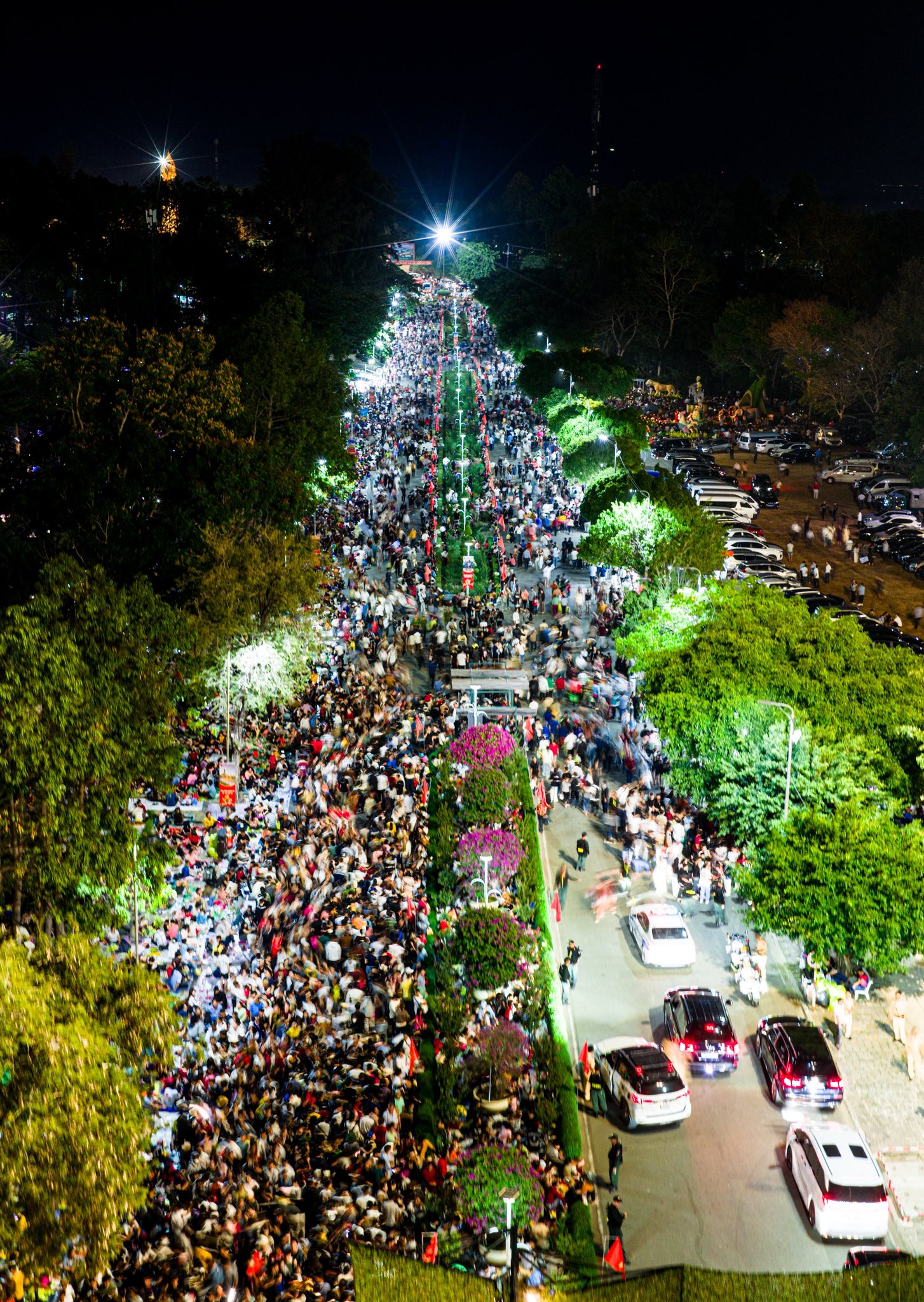 Những hình ảnh được ghi lại trong dịp Hội Xuân núi Bà Đen tỉnh Tây Ninh. Hàng năm lễ hội diễn ra từ ngày mùng 4 Tết Âm lịch đến hết 16 tháng Giêng. Năm nay, khai hội vào ngày mùng 4 Âm lịch (20.2.2026 Dương lịch). Từ Tết 2023 đến nay cứ đến hẹn lại lên, hội xuân núi Bà Đen luôn là điểm đến đầu năm, săn ảnh du xuân của nhiếp ảnh gia Nguyễn Minh Tú (TP HCM).