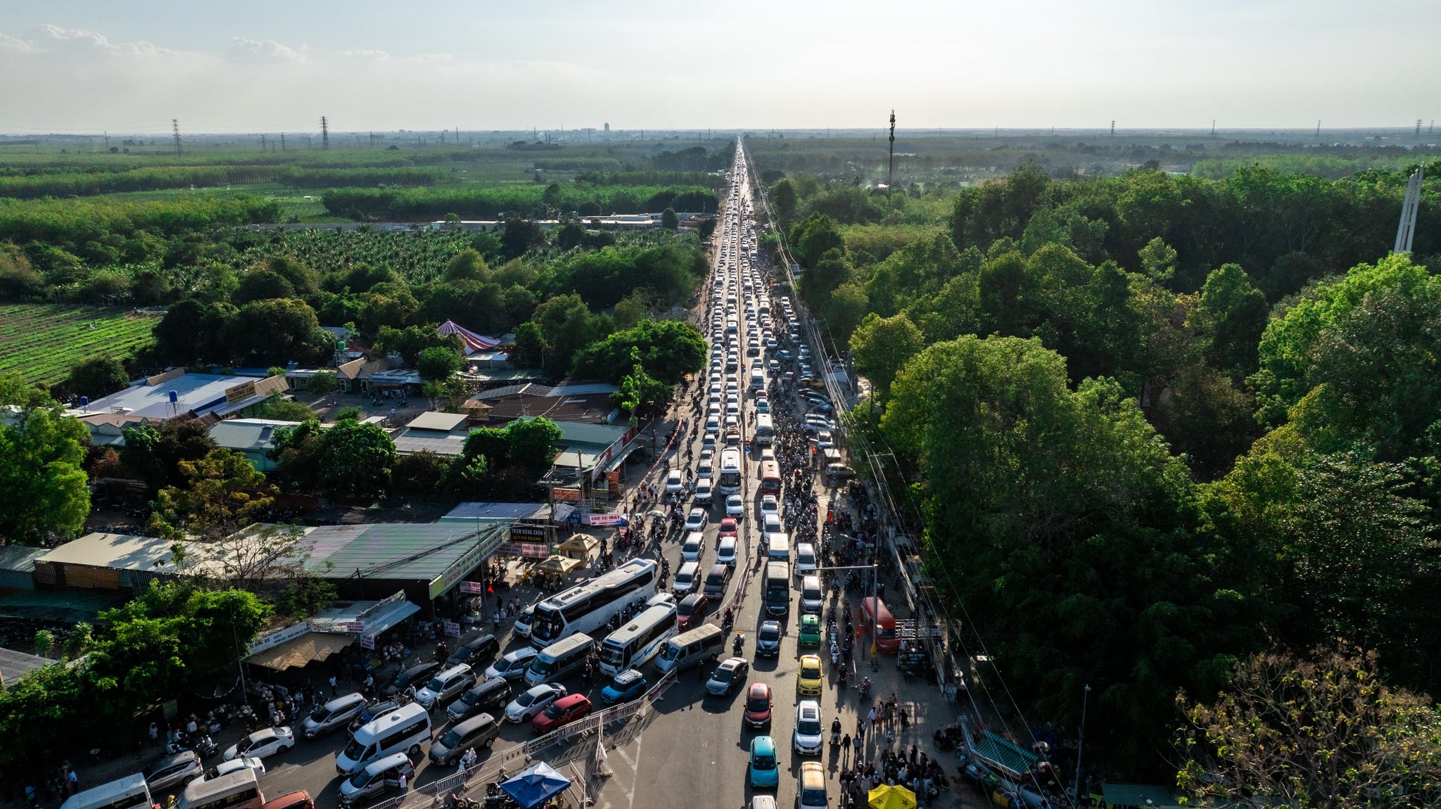 Những ngả đường nghìn nghịt xe cộ đổ đưa du khách đổ về Khu du lịch tâm linh núi Bà Đen vào đầu năm mới.